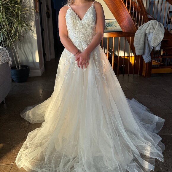 Unworn, Unaltered A-line Wedding Dress, Size 8 - Picture 4 of 7